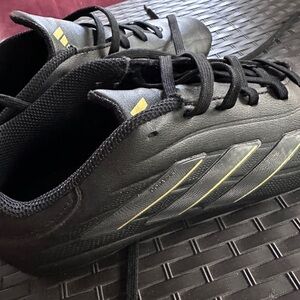 Adidas boys cleats great condition